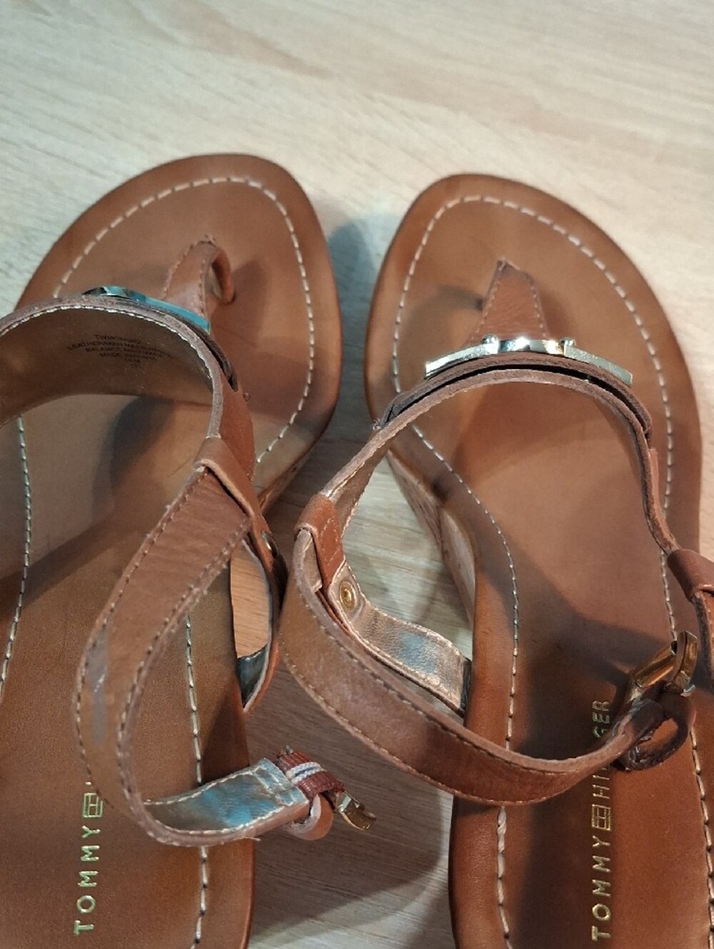 Tommy Hilfiger Monor Tan Leather Cork Wedge Sandals with Gold Hardware - Picture 8 of 9